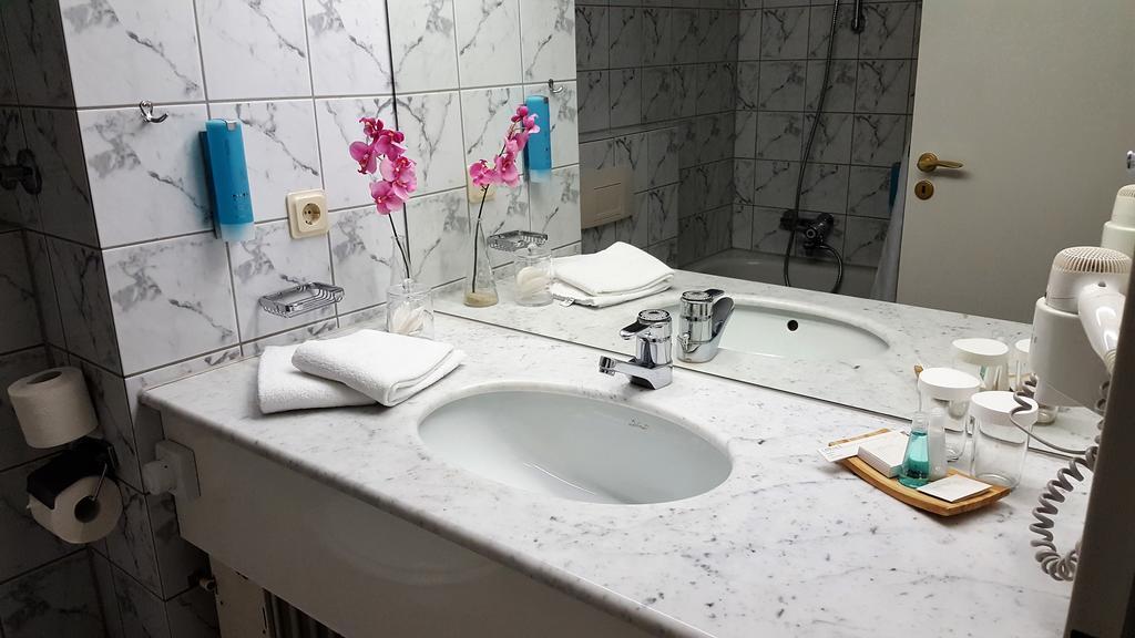 Hotel Novostar เกิตทิงเงน ภายนอก รูปภาพ