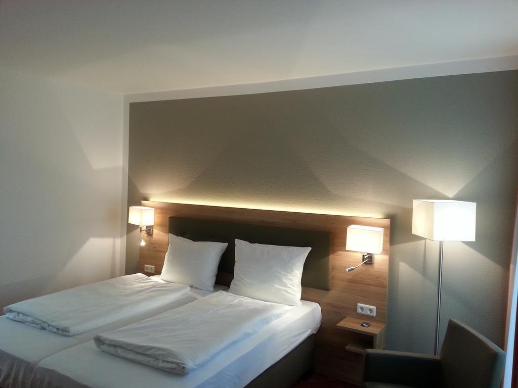 Hotel Novostar เกิตทิงเงน ภายนอก รูปภาพ