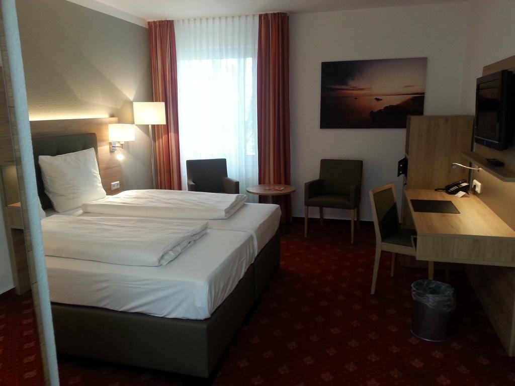 Hotel Novostar เกิตทิงเงน ภายนอก รูปภาพ