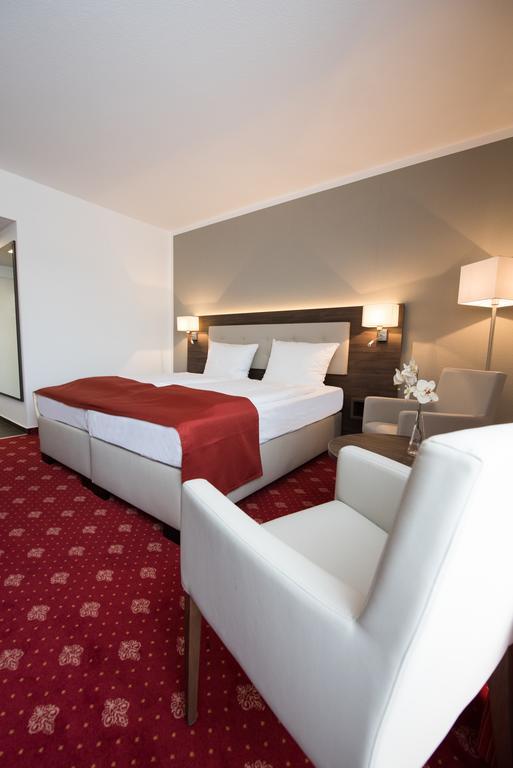 Hotel Novostar เกิตทิงเงน ภายนอก รูปภาพ