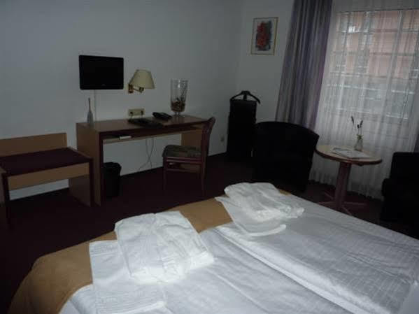 Hotel Novostar เกิตทิงเงน ภายนอก รูปภาพ