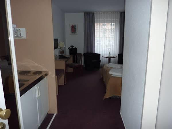 Hotel Novostar เกิตทิงเงน ภายนอก รูปภาพ