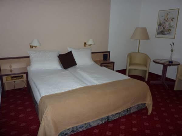 Hotel Novostar เกิตทิงเงน ภายนอก รูปภาพ