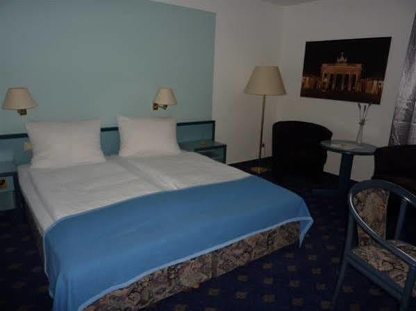 Hotel Novostar เกิตทิงเงน ภายนอก รูปภาพ