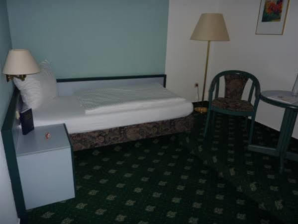 Hotel Novostar เกิตทิงเงน ภายนอก รูปภาพ