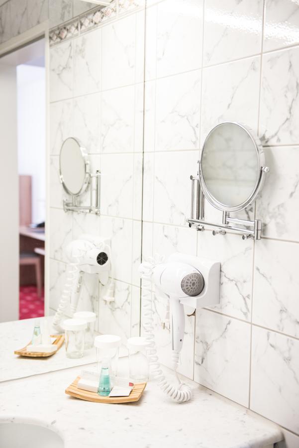 Hotel Novostar เกิตทิงเงน ภายนอก รูปภาพ