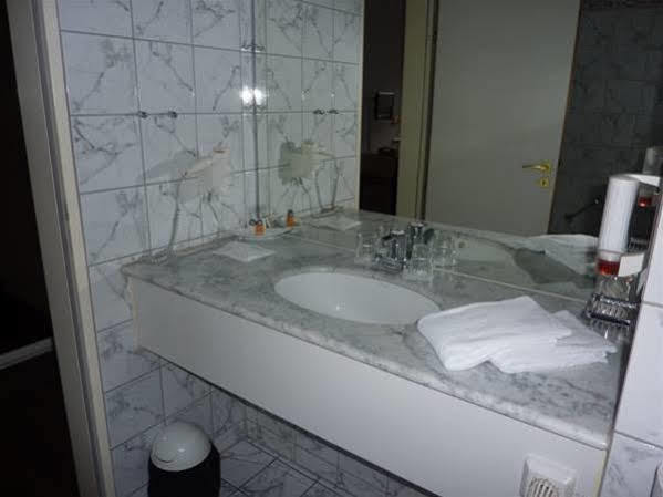 Hotel Novostar เกิตทิงเงน ภายนอก รูปภาพ