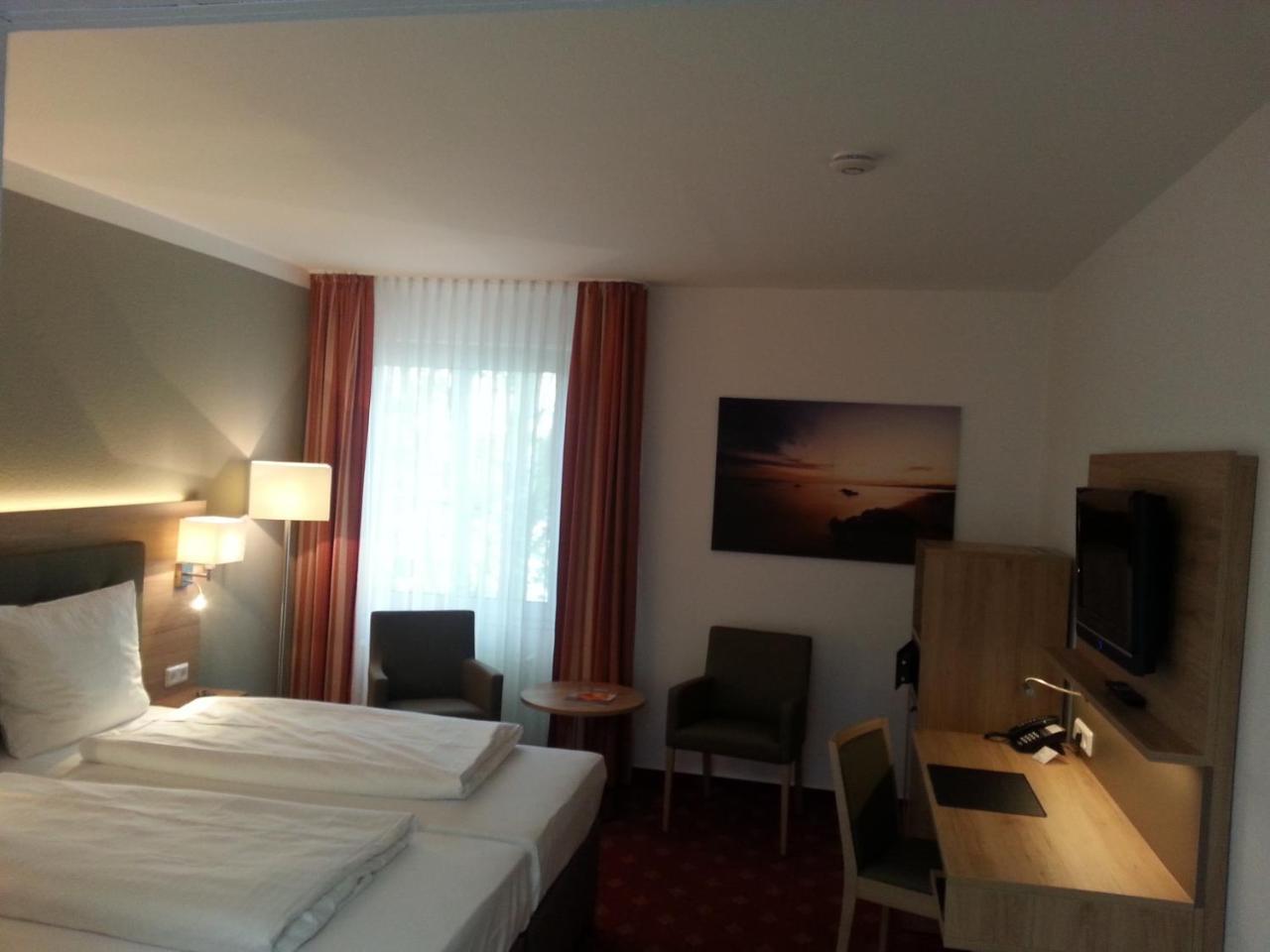 Hotel Novostar เกิตทิงเงน ภายนอก รูปภาพ