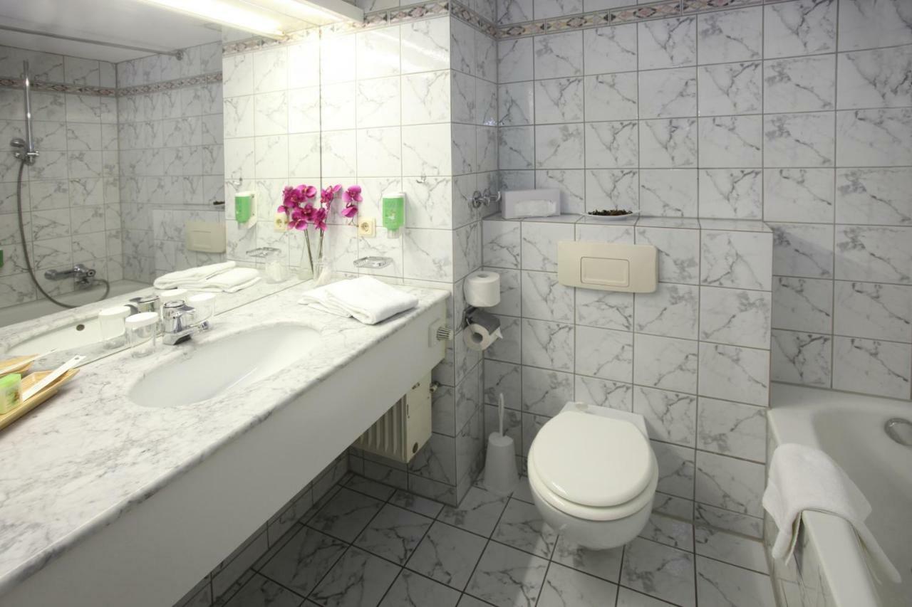 Hotel Novostar เกิตทิงเงน ภายนอก รูปภาพ