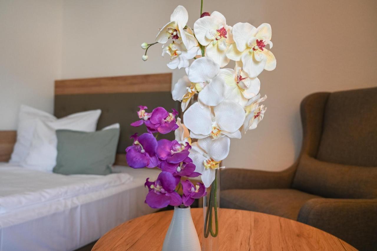 Hotel Novostar เกิตทิงเงน ภายนอก รูปภาพ